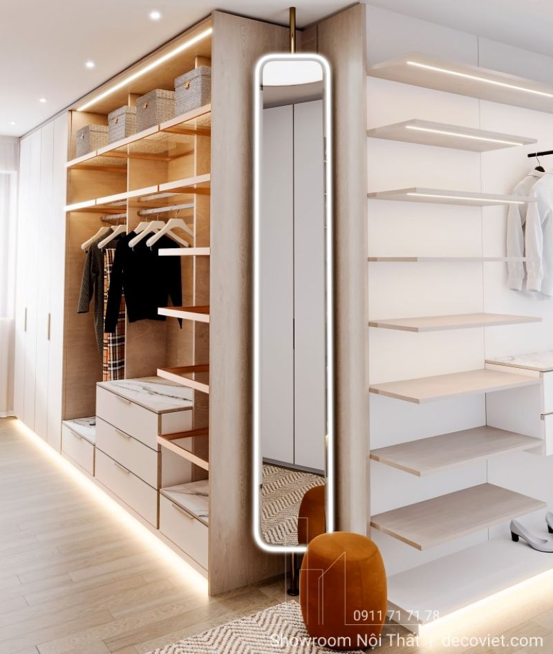 Tủ quần áo kịch trần hiện đại, phối gỗ ấm và kệ trắng sáng có đèn LED, tối ưu không gian.