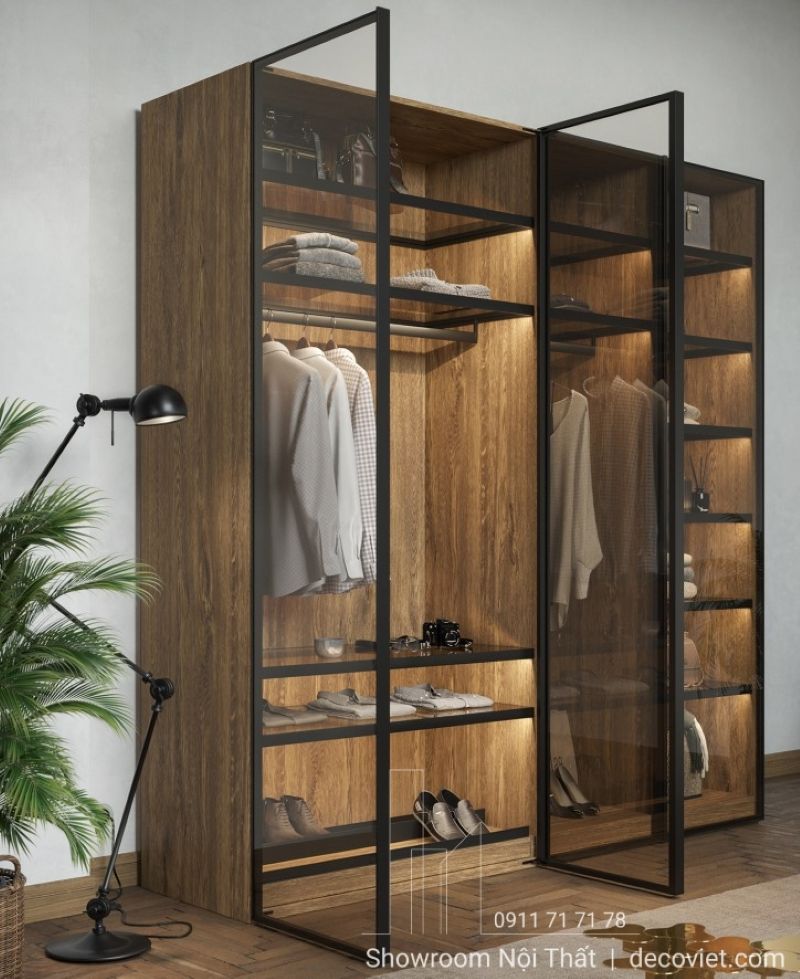 Tủ quần áo thiết kế công nghiệp hiện đại (Industrial style) với khung kim loại đen, cánh kính màu tối và nội thất ốp vân gỗ ấm áp, có đèn LED chiếu sáng bên trong.