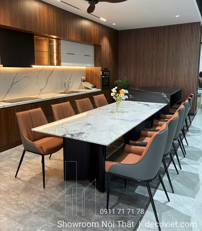 Bàn ăn mặt đá kích thước 2m6, phù hợp cho gia đình đông thành viên.