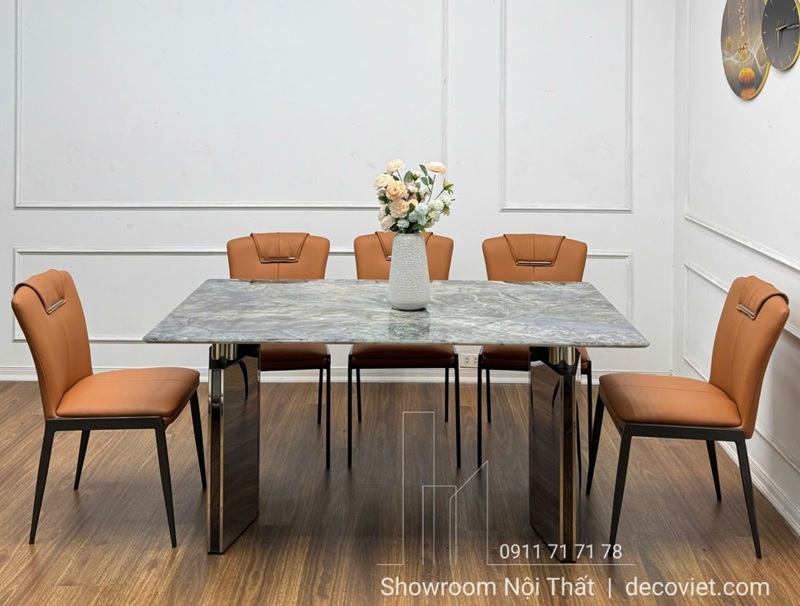 Bàn ăn mặt đá chân inox hiện đại, mang lại sự tiện nghi và thẩm mỹ.
