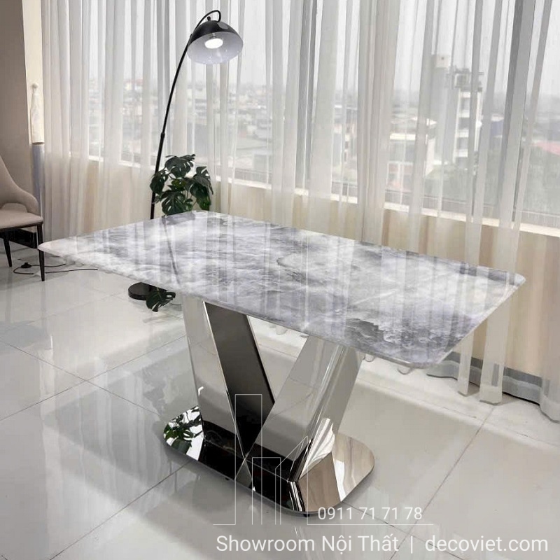 Bàn ăn mặt đá tự nhiên nhập khẩu tinh tế, dễ dàng phối hợp với nhiều phong cách nội thất.