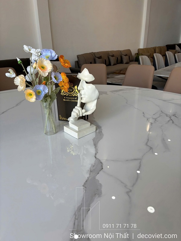 mẫu bàn ăn mặt đá lớn phù hợp với không gian bếp biệt thự