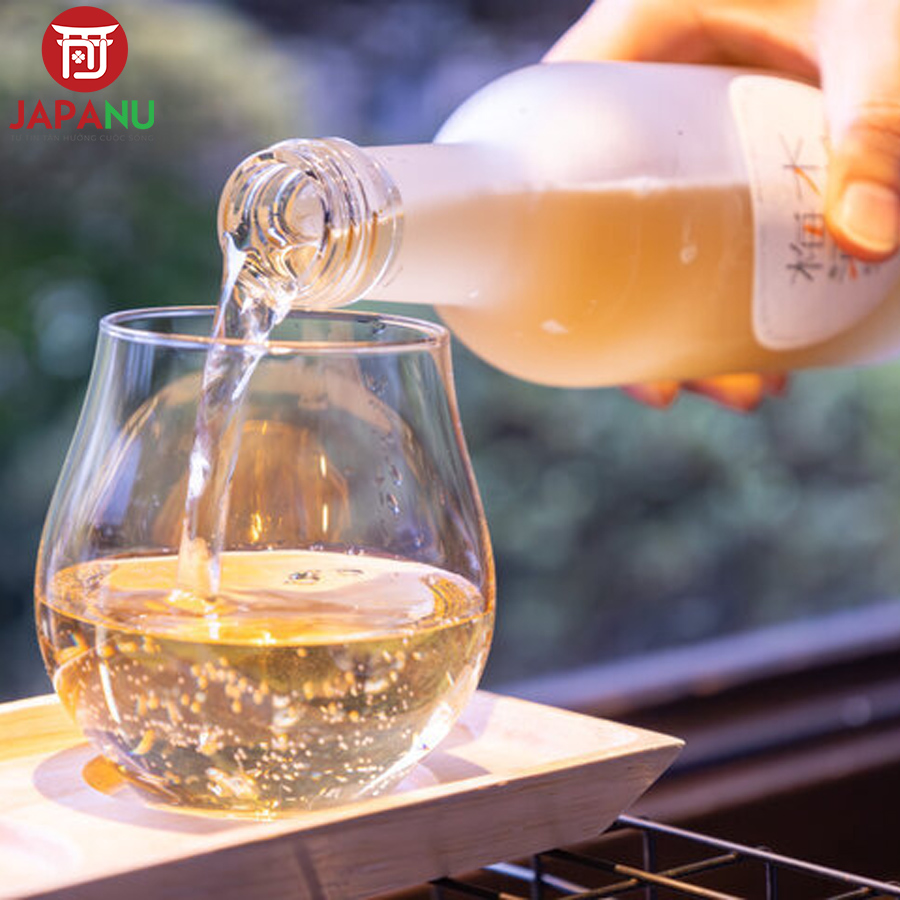 Cách Uống Rượu Mơ Sparkling Kiuchi Umeshu ở nhiệt độ phòng