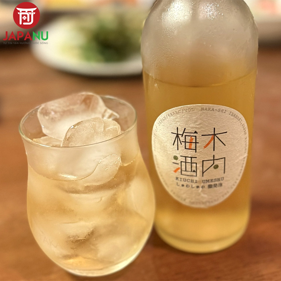 Cách Uống Rượu Mơ Có Ga Kiuchi Umeshu với đá lạnh