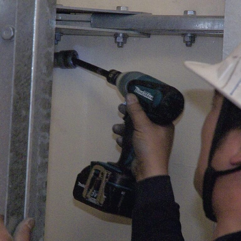 Máy Bắn Bu Lông Dùng Pin 18v Makita DTW251Z(Thân Máy)