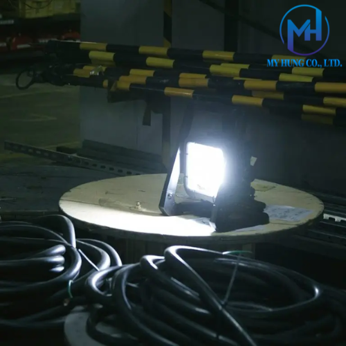 ĐÈN CÔNG TRƯỜNG DÙNG ĐIỆN VÀ  PIN MAKITA (18V/14.4V/AC) DML805