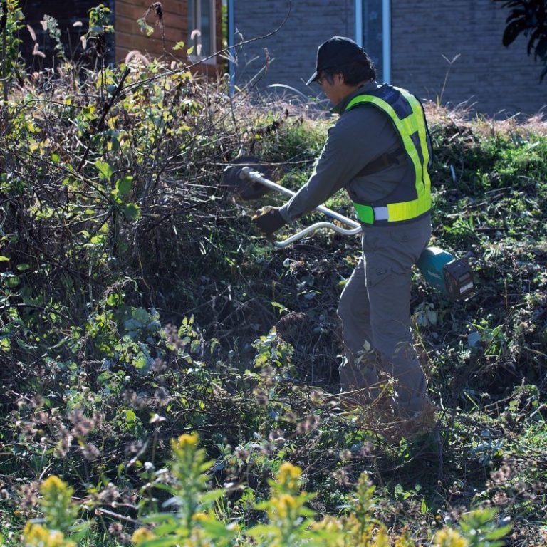 Máy cắt cỏ dùng pin 40v Makita UR013GZ01(BL/Thân Máy)