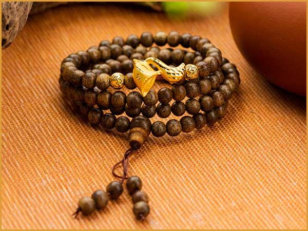 Vòng tay gỗ trầm hương có tốt không? Cách đeo vòng trầm đúng phong thủy
