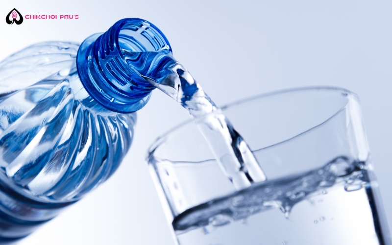 Uống nhiều nước là cách làm thơm vùng kín trước khi quan hệ đơn giản nhất