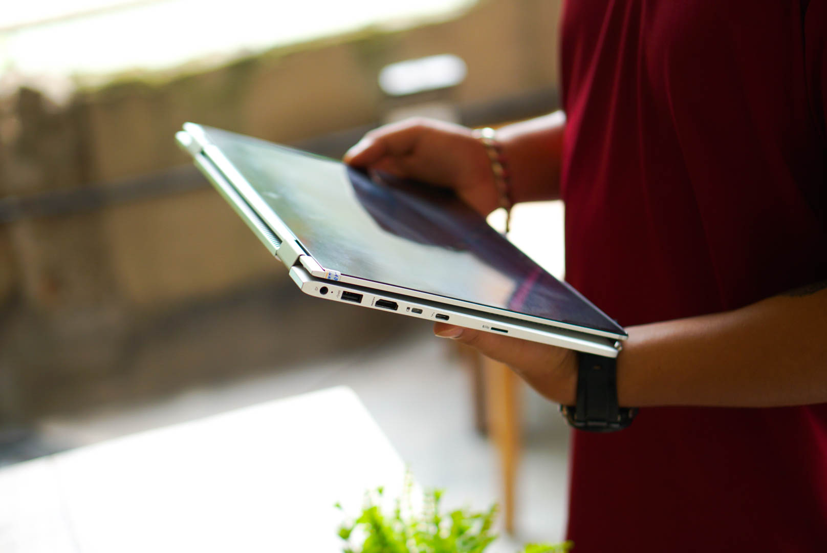 HP spectre là laptop cảm ứng phân khúc trung bình