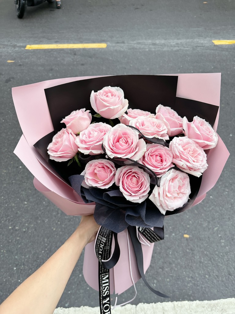 Bó hoa hồng mix màu black pink