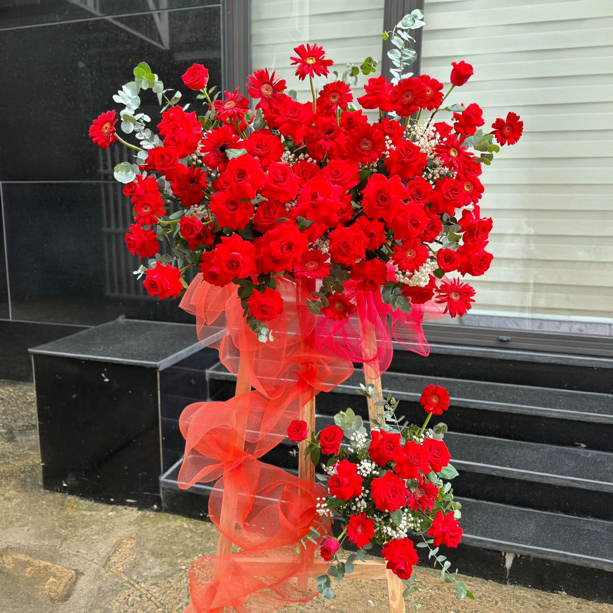 Kệ hoa mừng khai trương đỏ