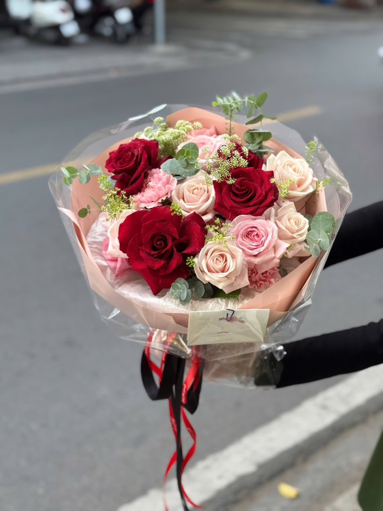 bó hoa hồng mix phăng tone đỏ hồng