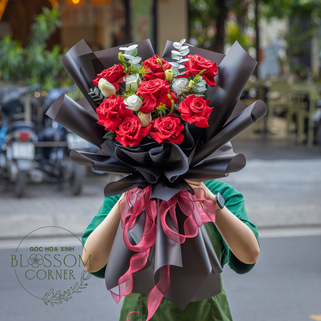 Bó Hoa Hồng Đỏ – Đen Sang Trọng, Thay Lời Yêu Mạnh Mẽ