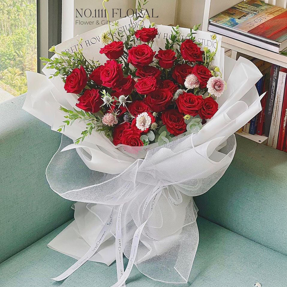 Bó hoa Hồng đỏ mix scabiosa