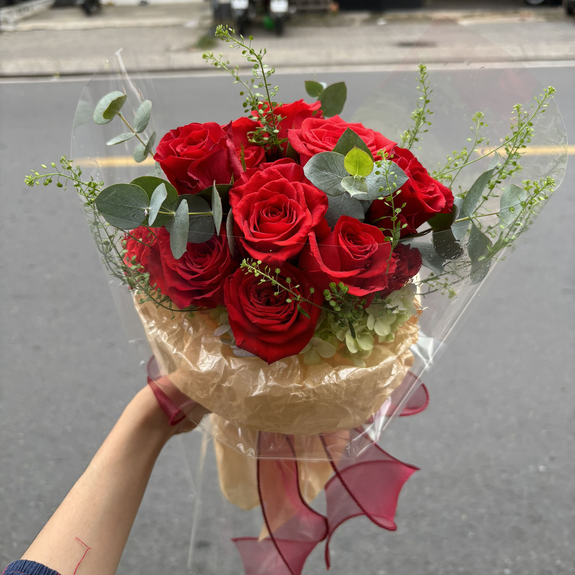 Bó hồng mix lá bạc,cỏ đồng tiền