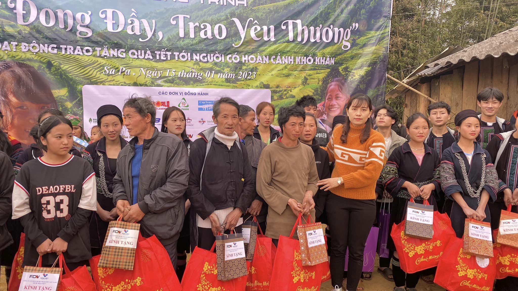 Tặng quà cho gia đình có hoàn cảnh khó khăn tại Sa pa. Lào Cai