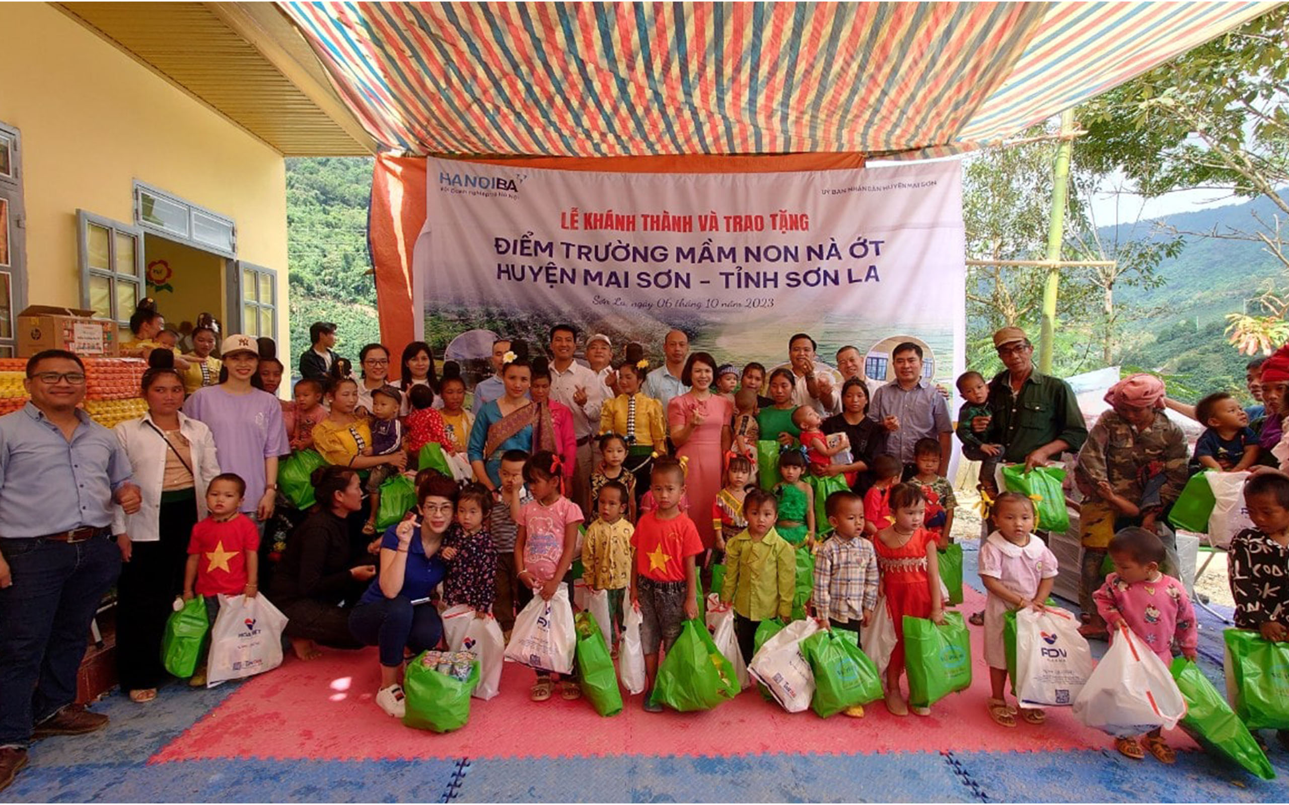 TẶNG QUÀ CHO BÀ CON TẠI NÀ ỚT- SƠN LA