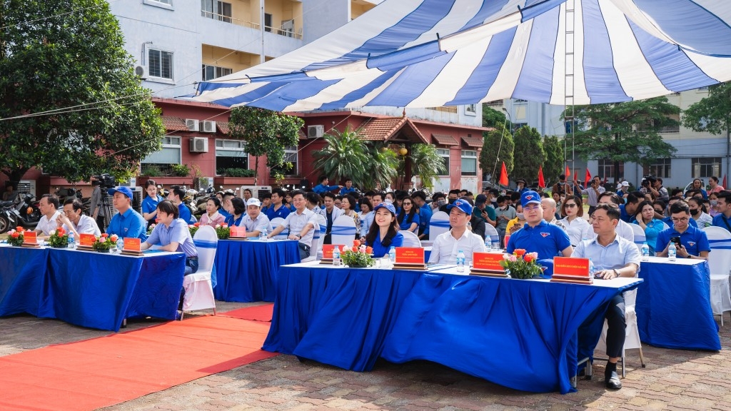 THẦY THUỐC TRẺ LÀM THEO LỜI BÁC, FDV VIỆT NAM (DƯỢC HOA VIỆT) TẶNG 700 PHẦN QUÀ