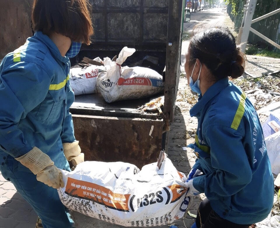 Công nhân vệ sinh môi trường và những mối nguy rình rập