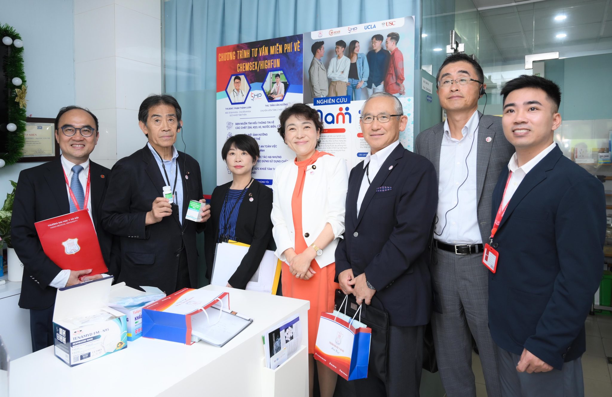 DOANH NGHIỆP XÃ HỘI WECARE VUI MỪNG TIẾP ĐÓN ĐOÀN NGHỊ SĨ NHẬT BẢN ĐẾN THĂM VÀ LÀM VIỆC VỚI TRƯỜNG ĐẠI HỌC Y HÀ NỘI VÀ PHÒNG KHÁM SHP