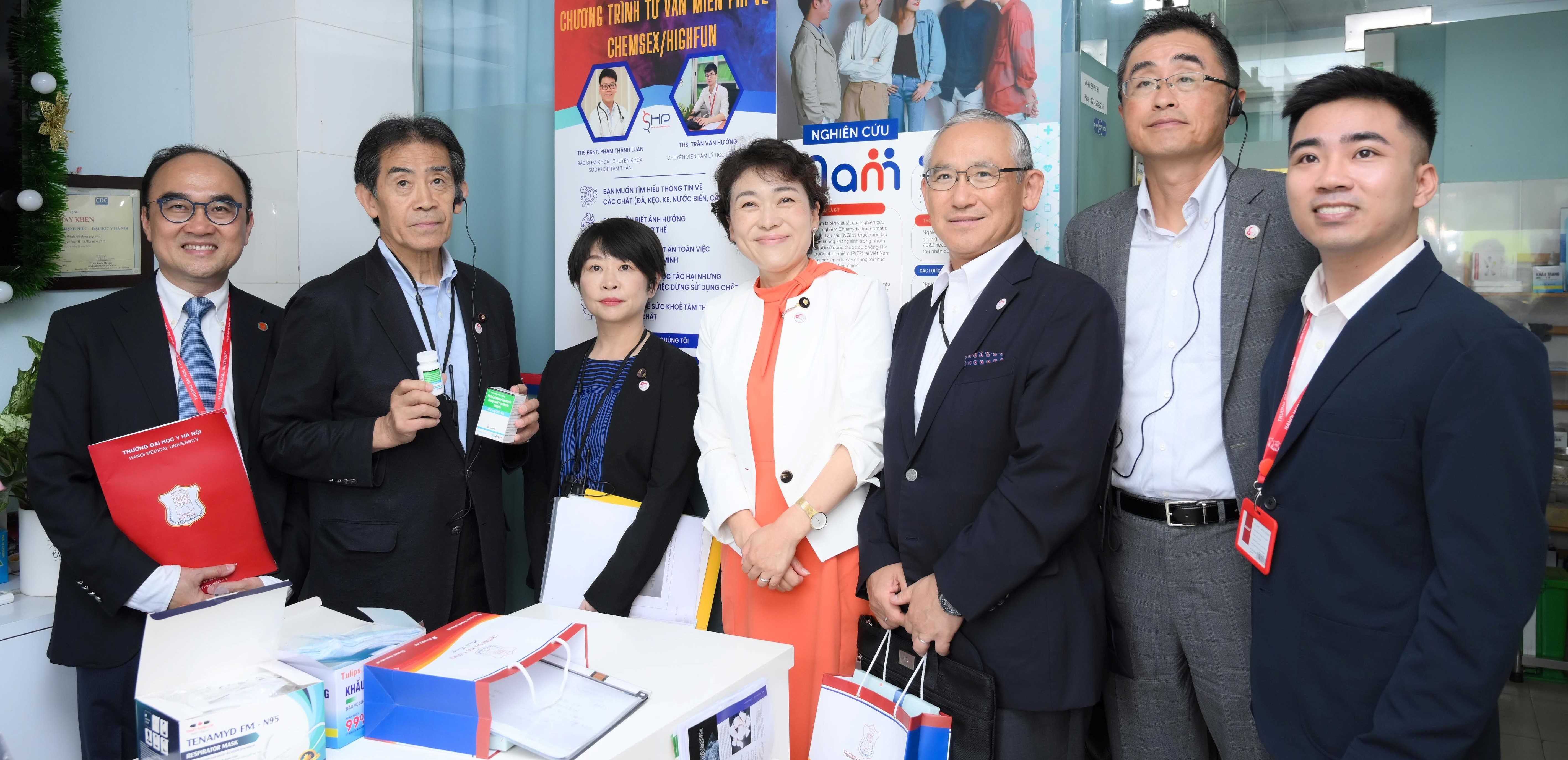 DOANH NGHIỆP XÃ HỘI WECARE VUI MỪNG TIẾP ĐÓN ĐOÀN NGHỊ SĨ NHẬT BẢN ĐẾN THĂM VÀ LÀM VIỆC VỚI TRƯỜNG ĐẠI HỌC Y HÀ NỘI VÀ PHÒNG KHÁM SHP
