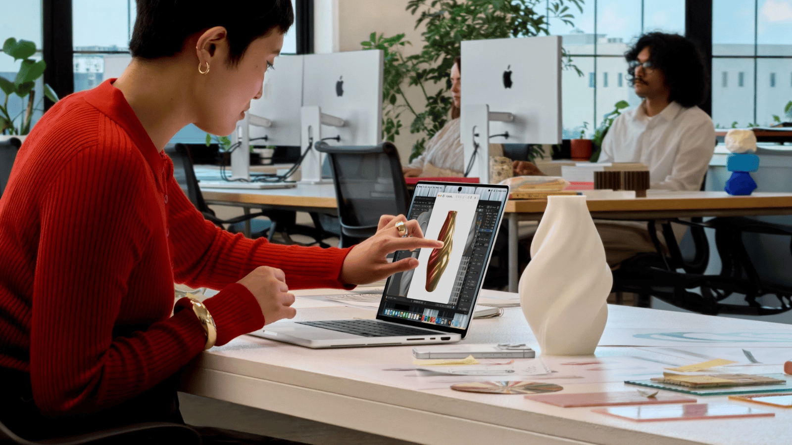 Apple chơi lớn với MacBook Pro M6 và MacBook Pro OLED cảm ứng