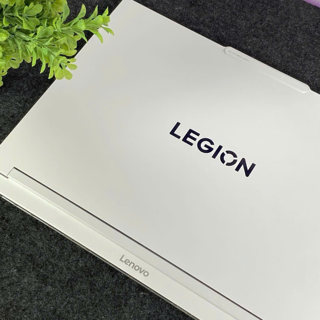 LENOVO LEGION 7 2025 Glacier White (Core Ultra 7-255HX, RTX 5060 8Gb) - USED 99%