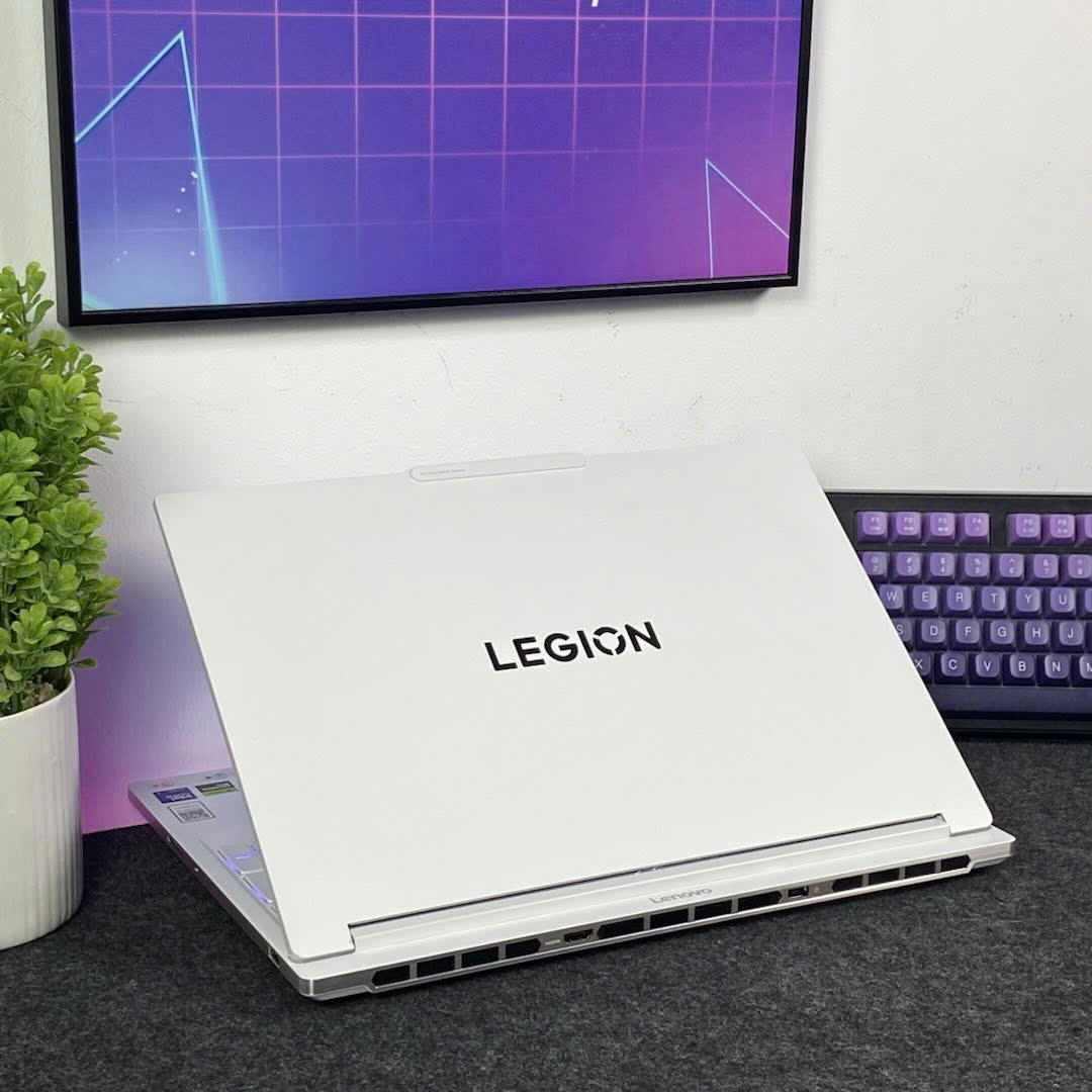 LENOVO LEGION 7 2025 Glacier White (Core Ultra 7-255HX, RTX 5060 8Gb) - USED 99%