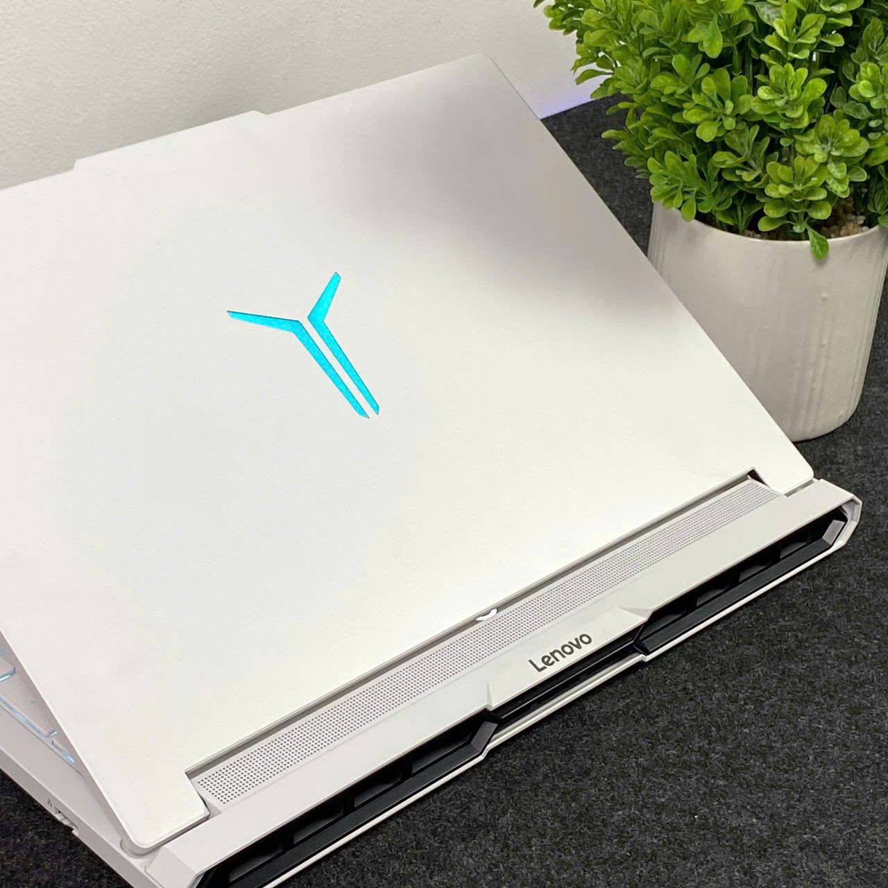 LENOVO LEGION R9000P GLACIER WHITE 2025 (Ryzen 9-8945HX, RTX 5060 8Gb) - USED 99%