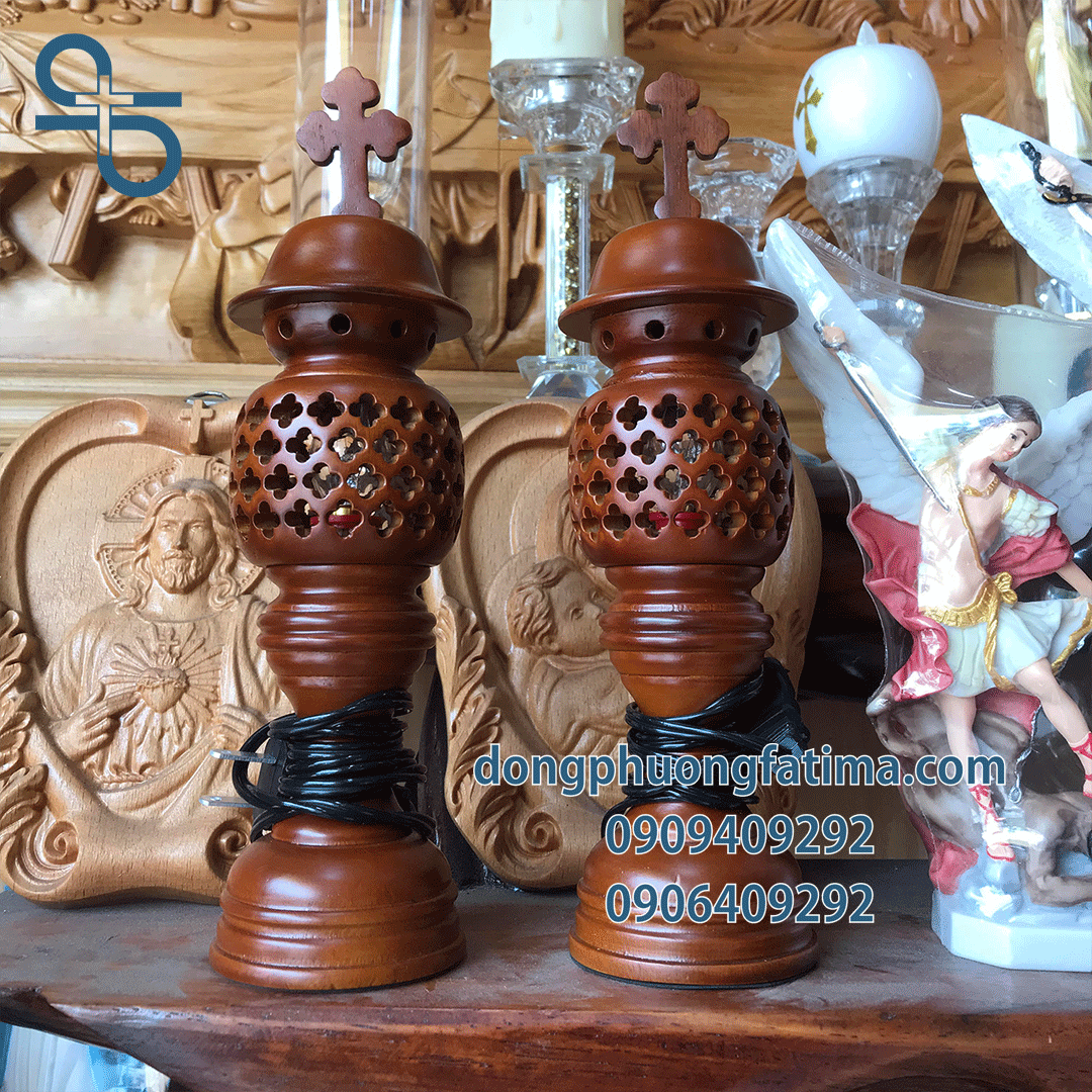 2 CÂY ĐÈN GỖ THÁNH GIÁ (GỖ MÀU MAHOGANY)