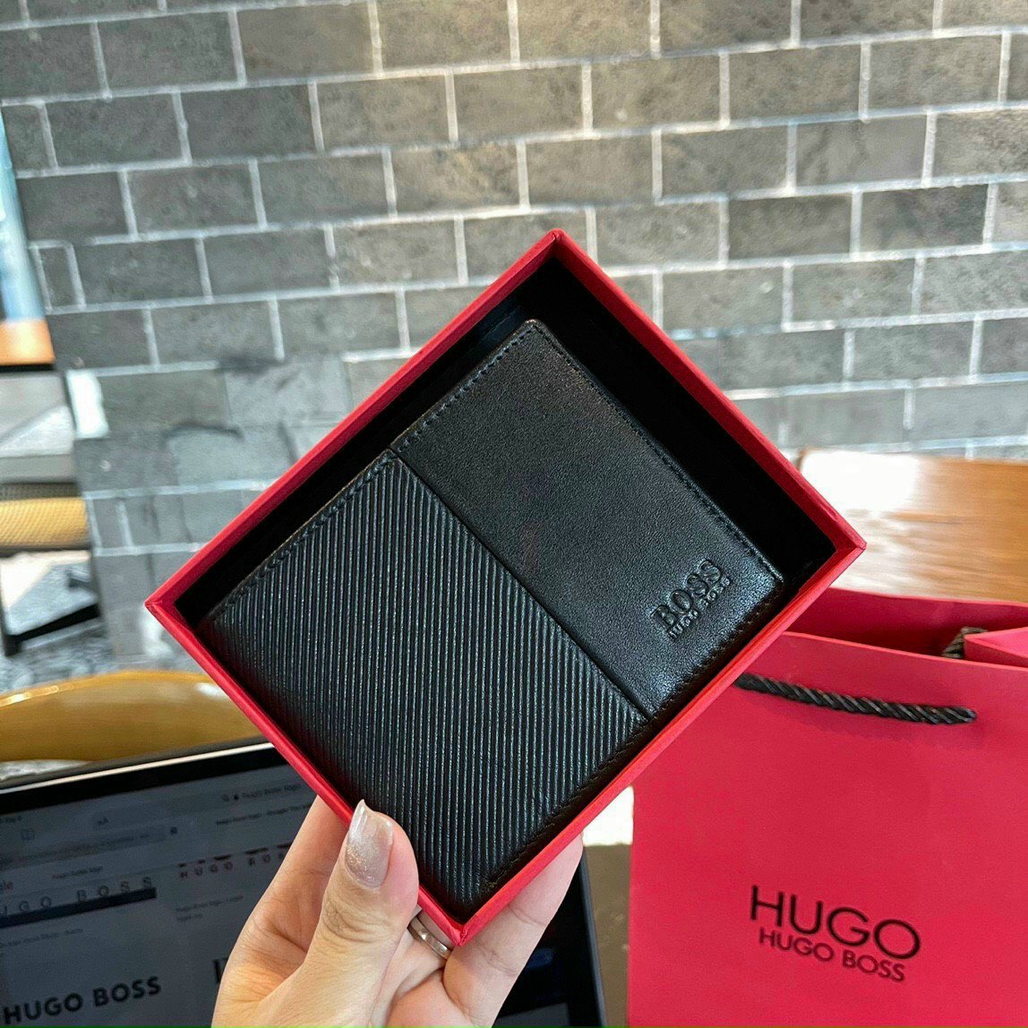 Ví nam Hugo