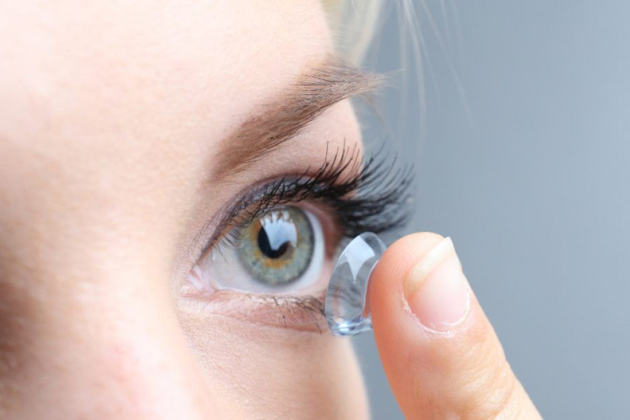 Cách đeo lens cho người mới bắt đầu và lưu ý sử dụng lens đúng cách