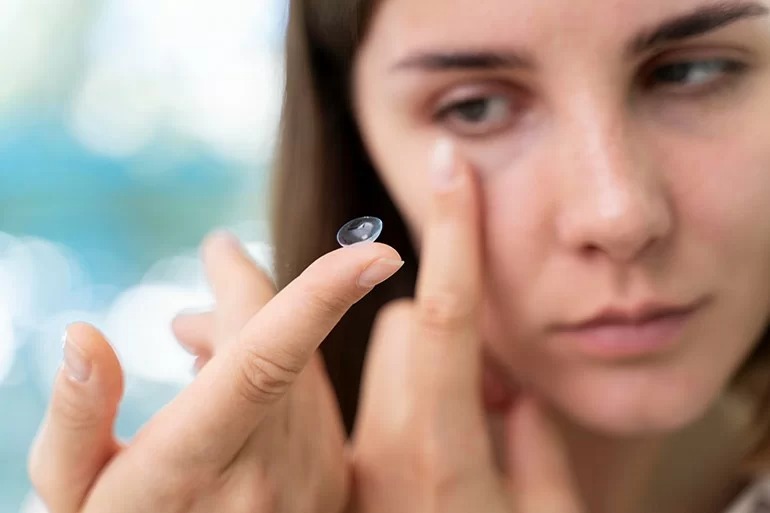 Có nên đeo kính áp tròng thay kính cận tốt hay hại cho mắt