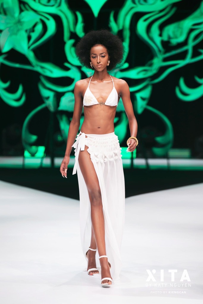 WHITE SMOCKING COVER