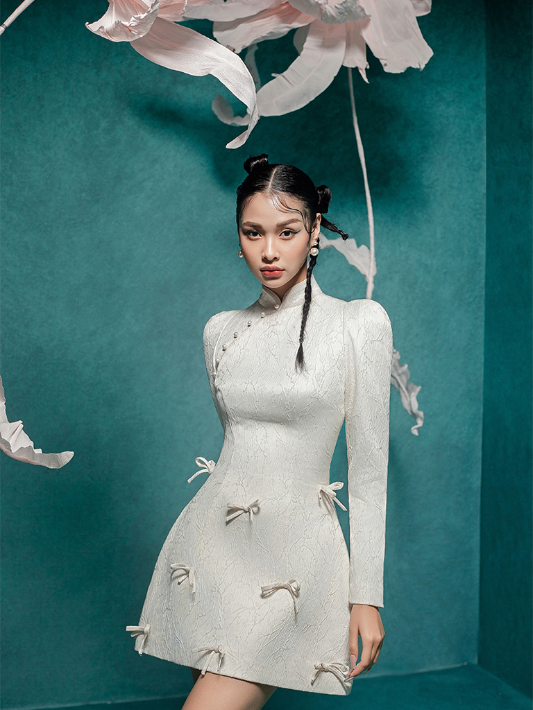 TET_24 Đầm gấm trắng đính nơ M