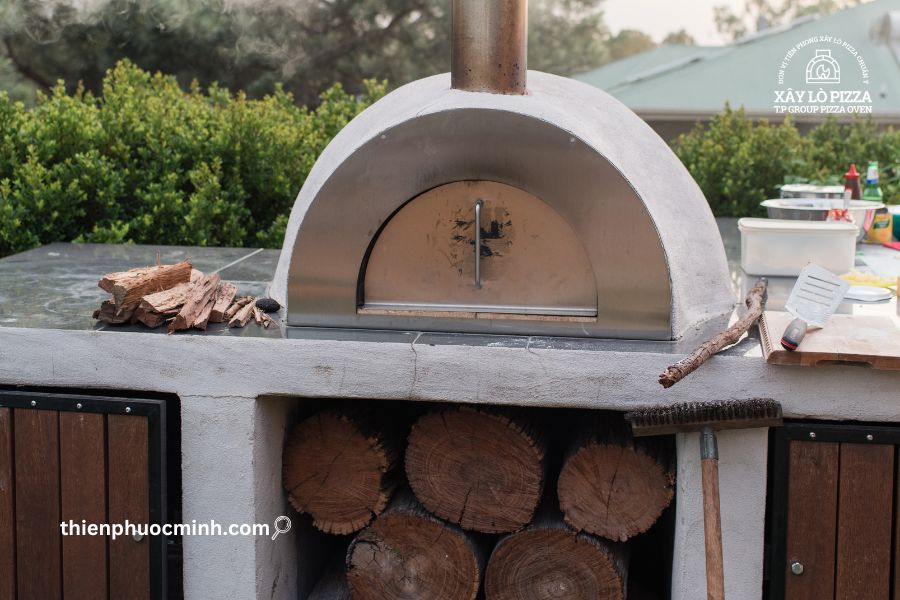 Lò pizza nướng củi trong sân vườn