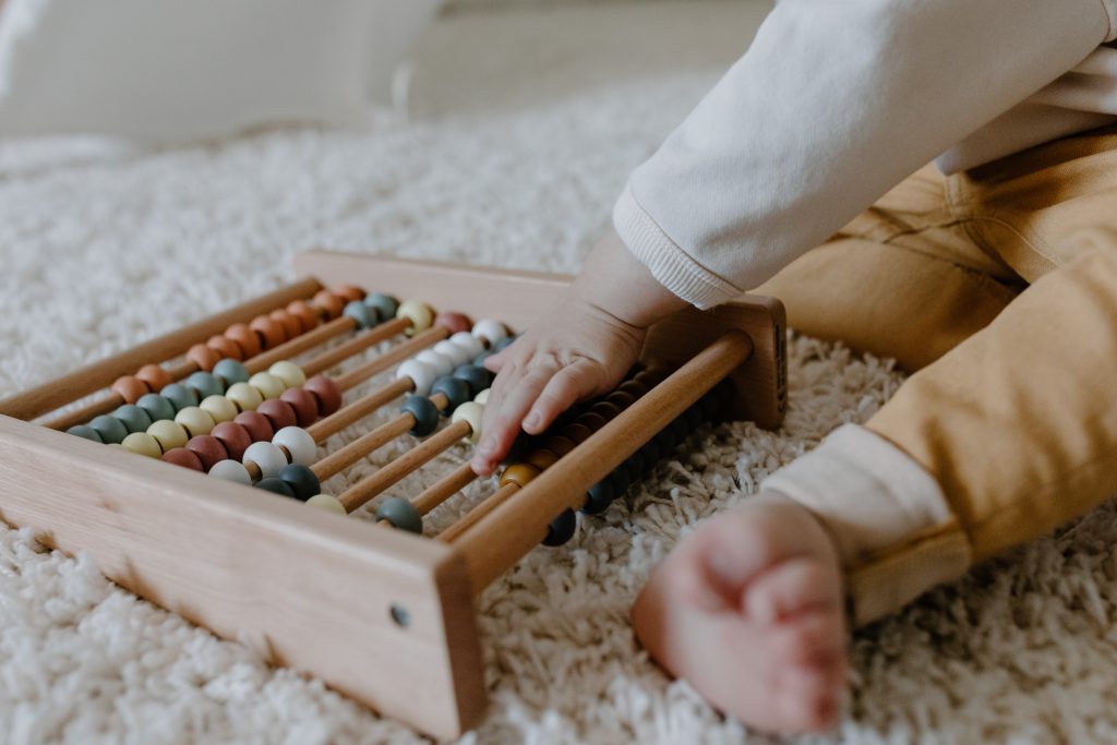 Đồ chơi Montessori: Cách chọn đồ chơi Montessori phù hợp với bé 0 – 6 tuổi
