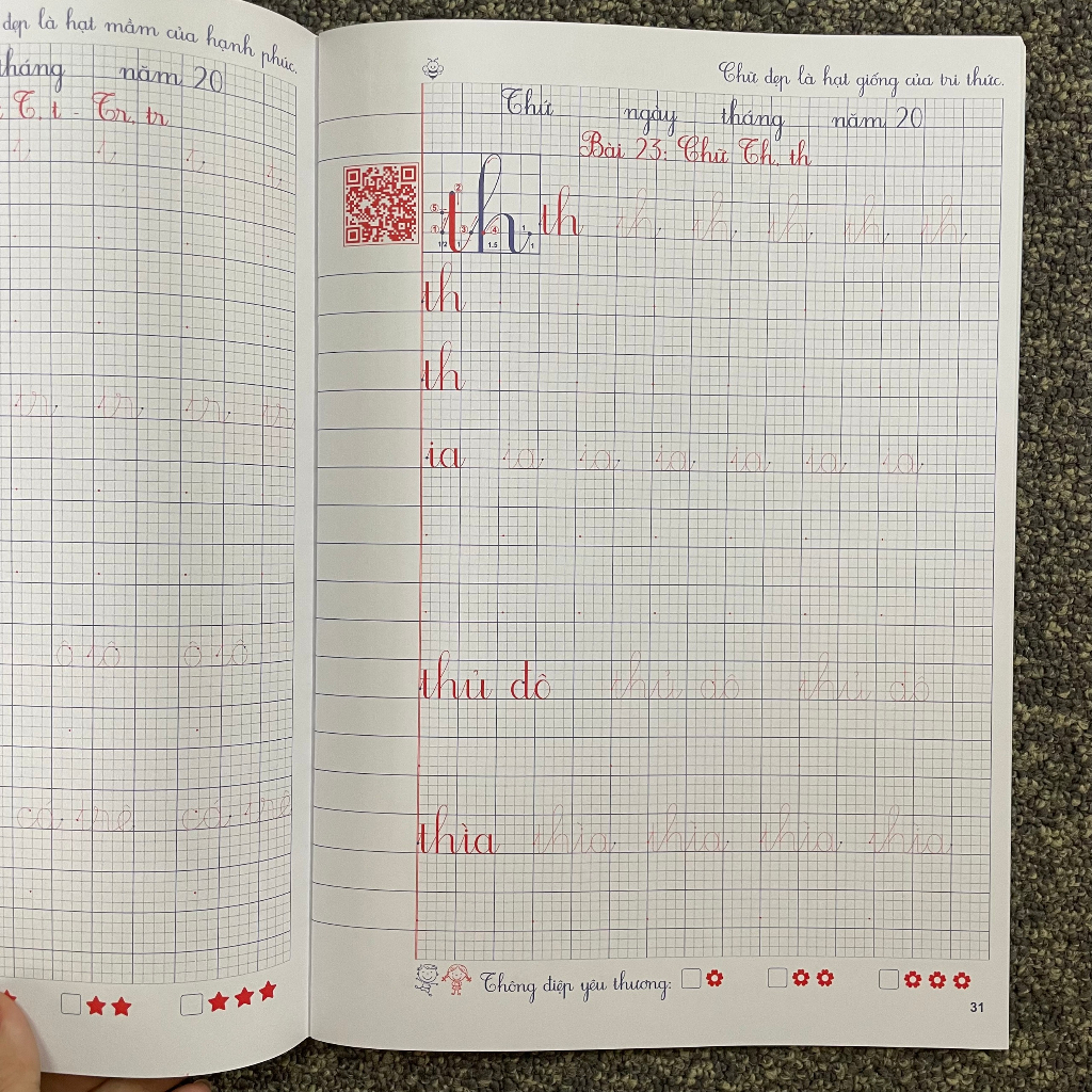 Vở luyện viết tăng cường quét mã QR