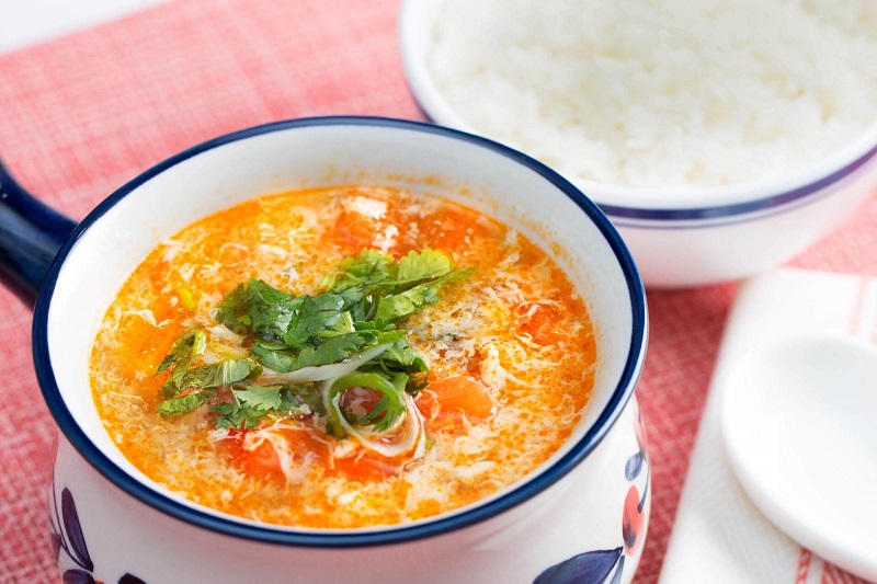 2 Cách nấu canh cà chua trứng ngon cho bữa cơm gia đình