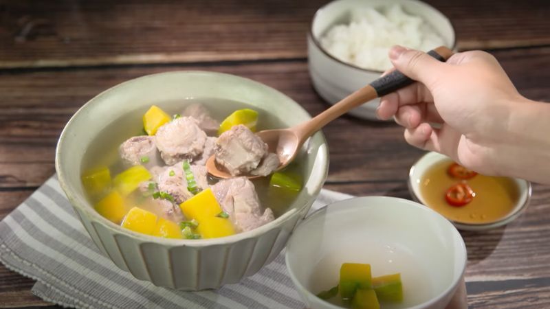 thưởng thức canh rong biển bí đỏ nấu sườn