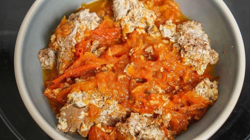 Ảnh 8: Xào sơ cà chua rồi đổ gạch cua vào xào để nước dùng lên màu đẹp
