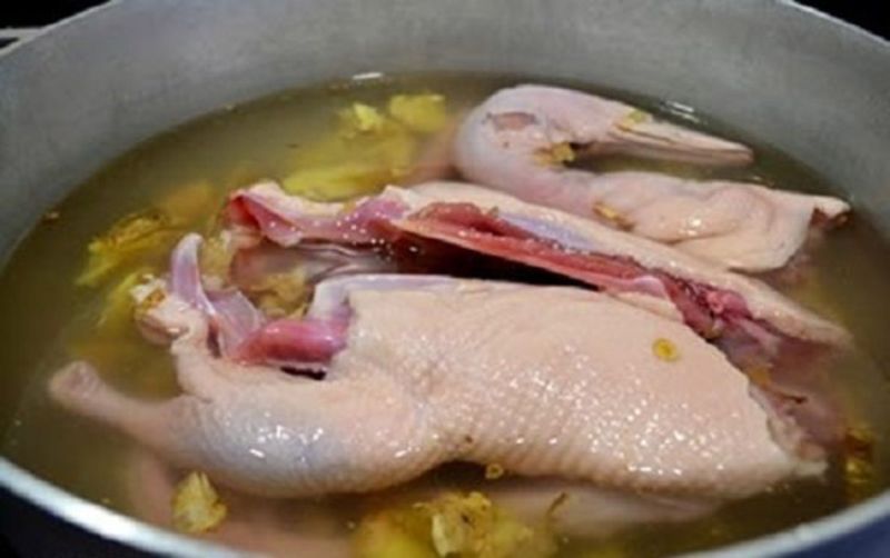 2: Sơ chế, làm sạch ngan thật cẩn thận với rượu gừng