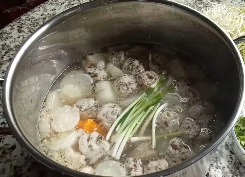 9: Sau khi luộc, ngâm ngay mọc vào thau nước lạnh nhé