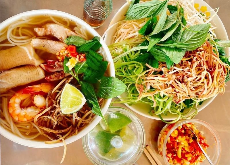 Ảnh 8: Một bát nước lèo được trình bày đẹp mắt với các loại đồ ăn kèm