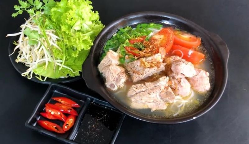 11: Thưởng thức bún với một chút ớt tươi để tăng thêm hương vị nhé