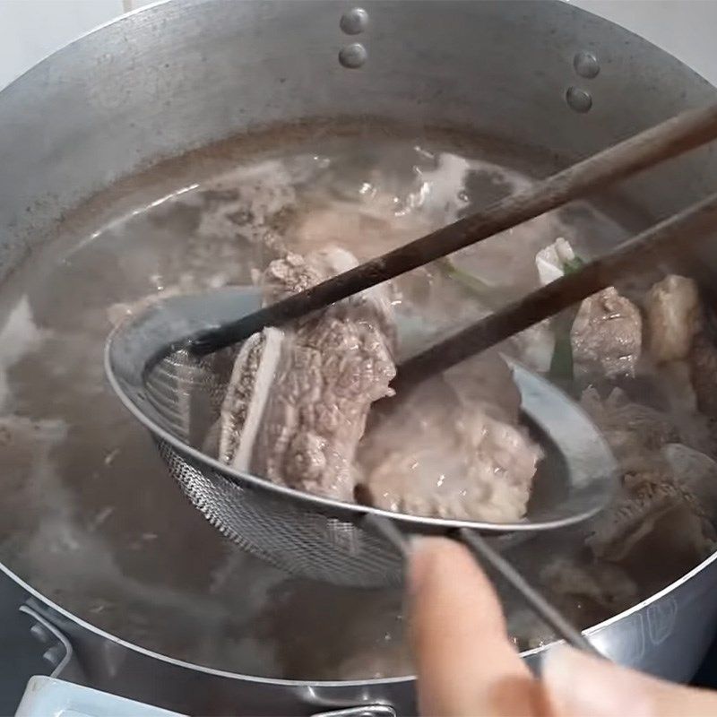 3: Trụng sườn kỹ một chút để đảm bảo loại bỏ hoàn toàn mùi khó chịu