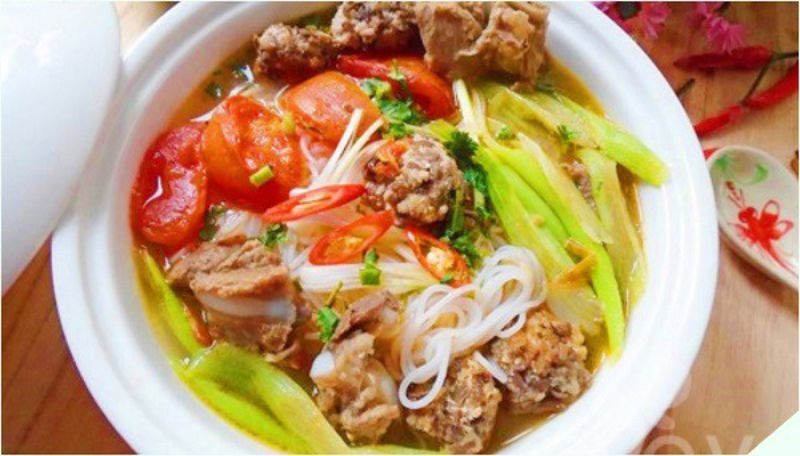7: Một tô bún sườn dọc mùng bắt mắt