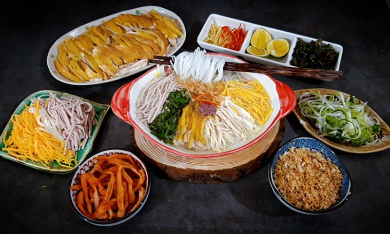 1: Bún thang được nấu từ nhiều nguyên liệu khác nhau