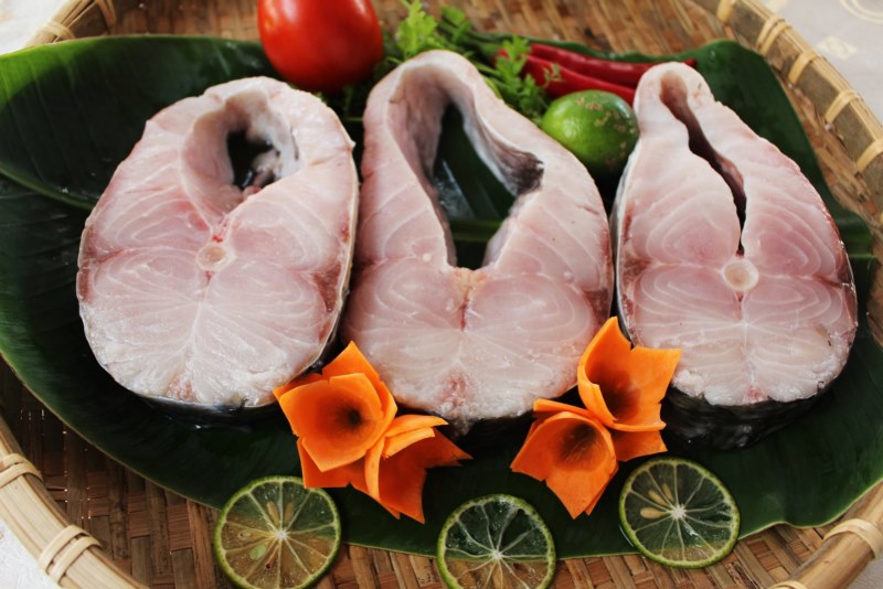 Cắt khúc cá lóc vừa ăn